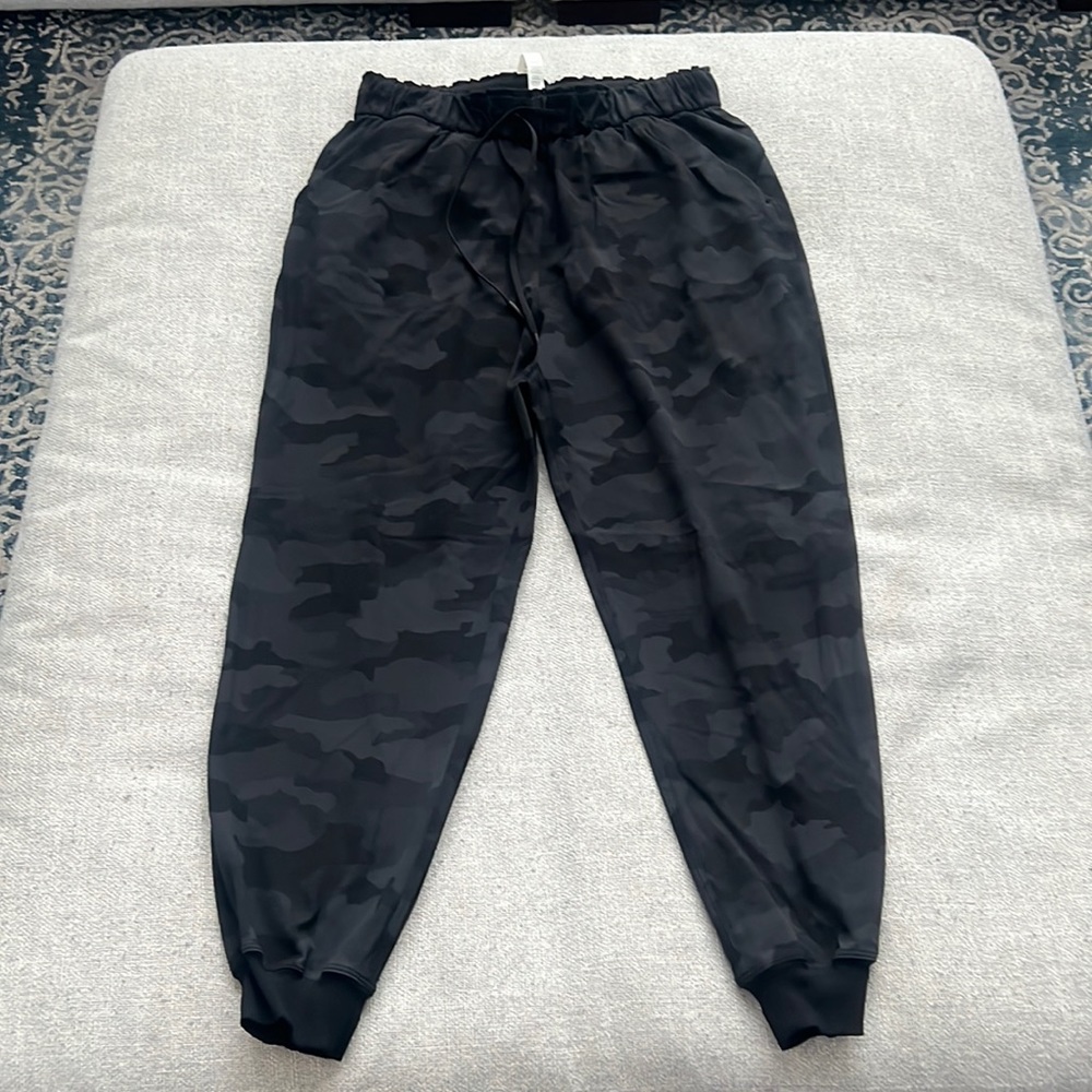 Lululemon NWOT SIZE 8 jogger- black camo